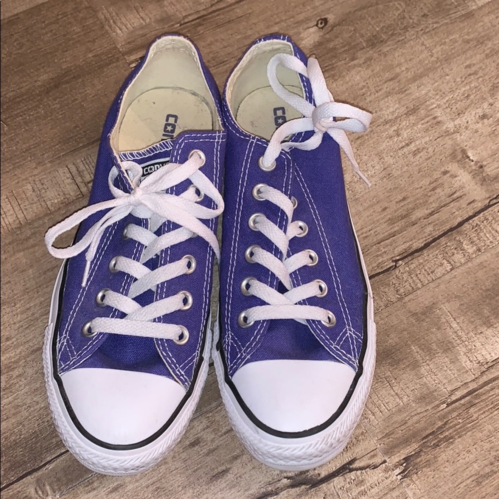 Tennis shoes